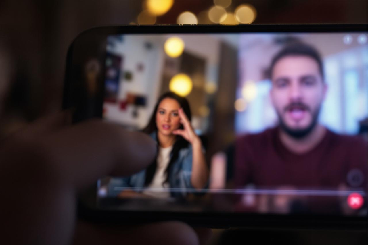 网红博主直播翻车：言论引争议，平台已介入调查